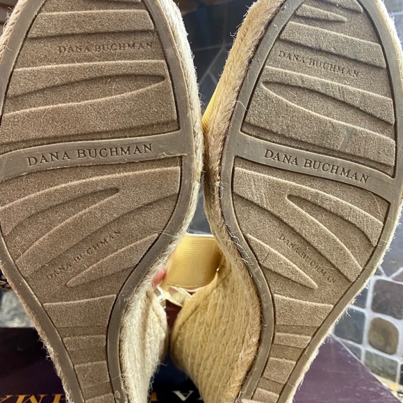 Dana Buchman Gold Wedge Heel Sandals New in Box - Picture 3 of 5